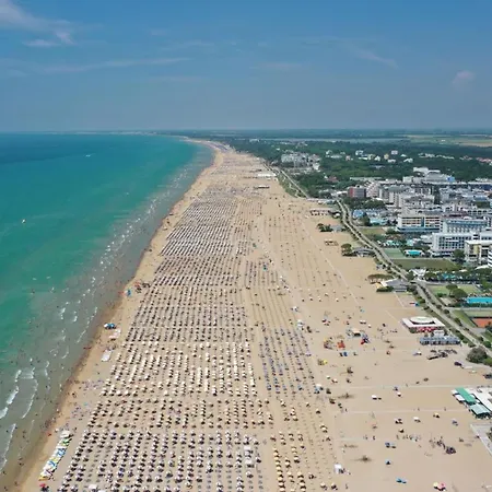 Beautiful With Terrace And Swimming Pool Appartamento Bibione